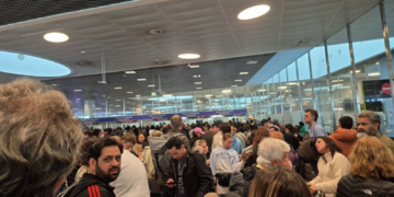 Após caos no Aeroporto de Lisboa, governo suspende sistema que substituiu carimbo em passaportes