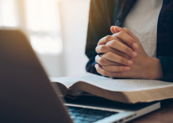 Do templo à timeline: como a tecnologia está redefinindo a experiência religiosa