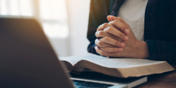 Do templo à timeline: como a tecnologia está redefinindo a experiência religiosa