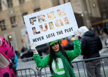 Em audiência cercada por apoiadores, Luigi Mangione tenta anular provas em caso de assassinato de CEO