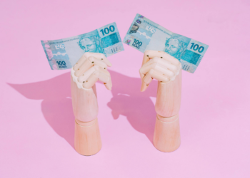 Brasileiros dizem ter confiança para administrar gastos, mas tropeçam em conceitos de juros e inflação