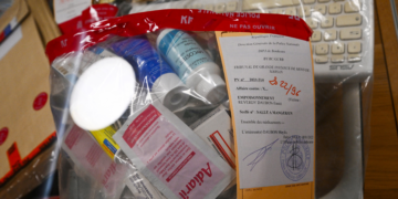 Justiça da França condena a 30 anos de prisão mãe acusada de intoxicar filhas de propósito com remédios; uma jovem morreu