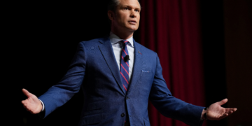 Secretário de Guerra dos EUA colocou tropas em risco ao trocar mensagens em app sobre bombardeio no Iêmen, diz investigação do Pentágono