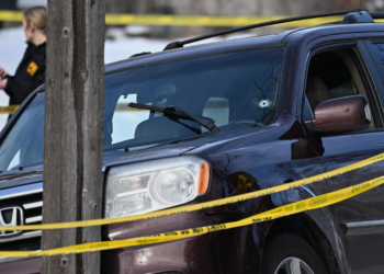 VÍDEO mostra agente de imigração atirando contra mulher nos EUA; ela morreu