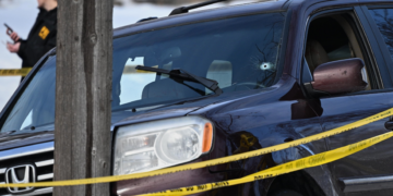 VÍDEO mostra agente de imigração atirando contra mulher nos EUA; ela morreu