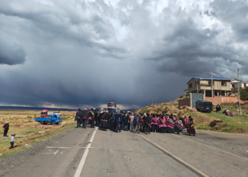 Turistas brasileiros ficam presos por mais de 24h em estrada na Bolívia: 'Não temos comida'