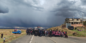 Turistas brasileiros ficam presos por mais de 24h em estrada na Bolívia: 'Não temos comida'