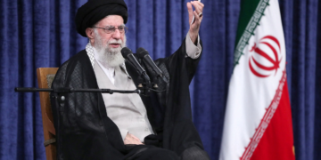 Trump afirma que EUA pode intervir se o Irã começar a matar pessoas; dezenas de manifestantes foram mortos