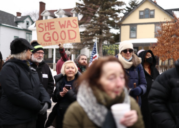 VÍDEO feito por agente do ICE mostra momento em que mulher é morta a tiros em Minneapolis