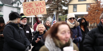 VÍDEO feito por agente do ICE mostra momento em que mulher é morta a tiros em Minneapolis