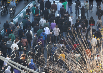 Nova onda de protestos eclode no Irã motivada por crise econômica; confrontos deixaram um morto