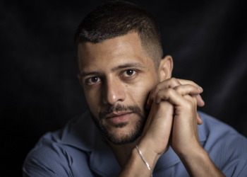 'Se eu dissesse que sou hétero, já teria protagonizado novela', diz Kelner Macêdo