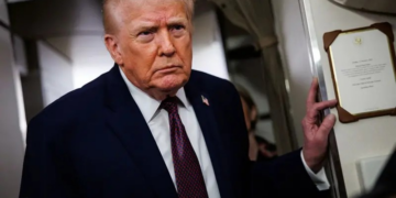 Trump diz considerar 'opções muito fortes' contra Irã após centenas de mortes em protestos contra o governo