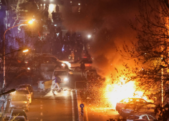 Cerca de 2.000 morreram em protestos no Irã, diz agência