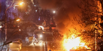 Cerca de 2.000 morreram em protestos no Irã, diz agência