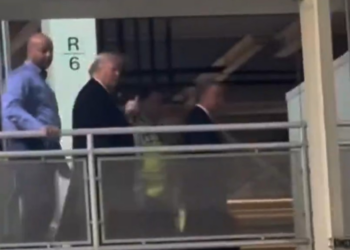 VÍDEO: Trump xinga e mostra dedo do meio a funcionário que o teria chamado de 'protetor de pedófilo' durante visita a fábrica