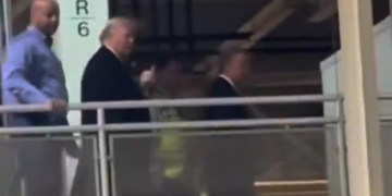 VÍDEO: Trump xinga e mostra dedo do meio a funcionário que o teria chamado de 'protetor de pedófilo' durante visita a fábrica