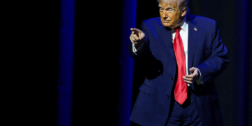 Rivais do Irã pressionam EUA contra ataque, mas Casa Branca vê bombardeio como provável, diz jornal