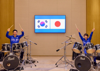 Premiê do Japão e presidente da Coreia do Sul tocam bateria juntos durante encontro oficial; VÍDEO