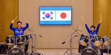 Premiê do Japão e presidente da Coreia do Sul tocam bateria juntos durante encontro oficial; VÍDEO