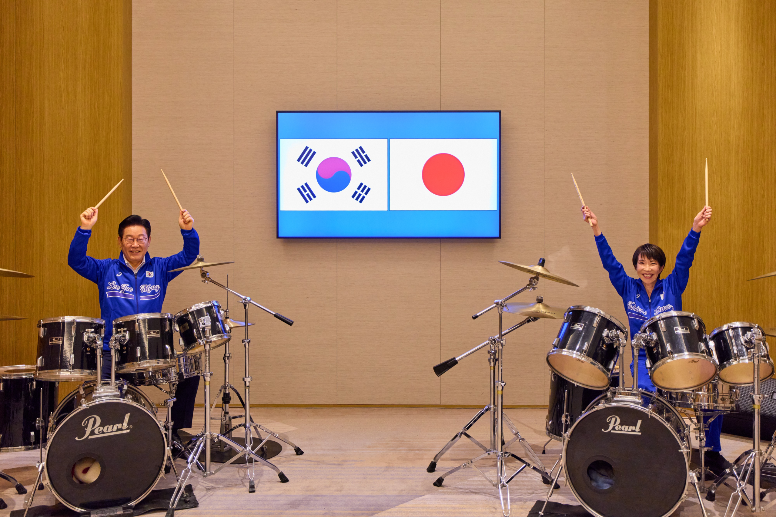 Premiê do Japão e presidente da Coreia do Sul tocam bateria juntos durante encontro oficial; VÍDEO
