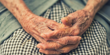 Dormir mal afeta o cérebro? Entenda a ligação entre a apneia e o Parkinson