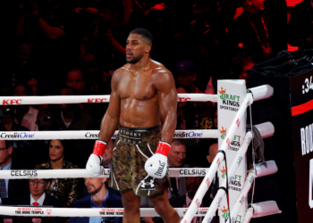 Motorista de Anthony Joshua é indiciado por direção perigosa e falta de habilitação após acidente na Nigéria