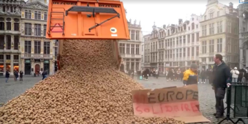 Agricultores despejam caminhão de batata em protesto contra acordo UE-Mercosul e são cobrados pela prefeitura de Bruxelas; VÍDEO