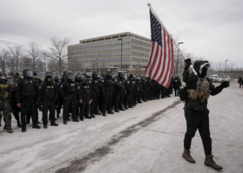 Morte de mulher pelo ICE estimula ativismo que desafia Trump