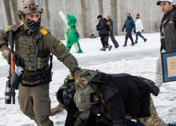 Contingente dobrado, menos tempo de treinamento e anúncios MAGA: como os agentes do ICE são recrutados pelo governo Trump?