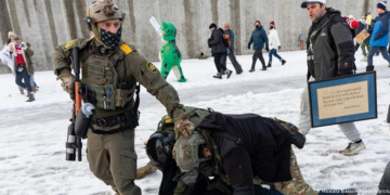 Contingente dobrado, menos tempo de treinamento e anúncios MAGA: como os agentes do ICE são recrutados pelo governo Trump?