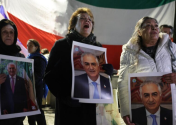 Quem é Reza Pahlavi, o príncipe exilado que pode se tornar o novo líder do Irã 