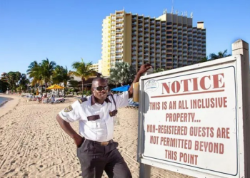 A ilha do Caribe onde os moradores não podem entrar nas praias