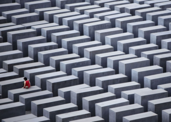 Alemanha cobra redes sociais por imagens falsas de IA que banalizam o Holocausto