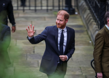 Príncipe Harry acusa jornal britânico de colocar escuta em seu telefone e cometer outros atos ilegais