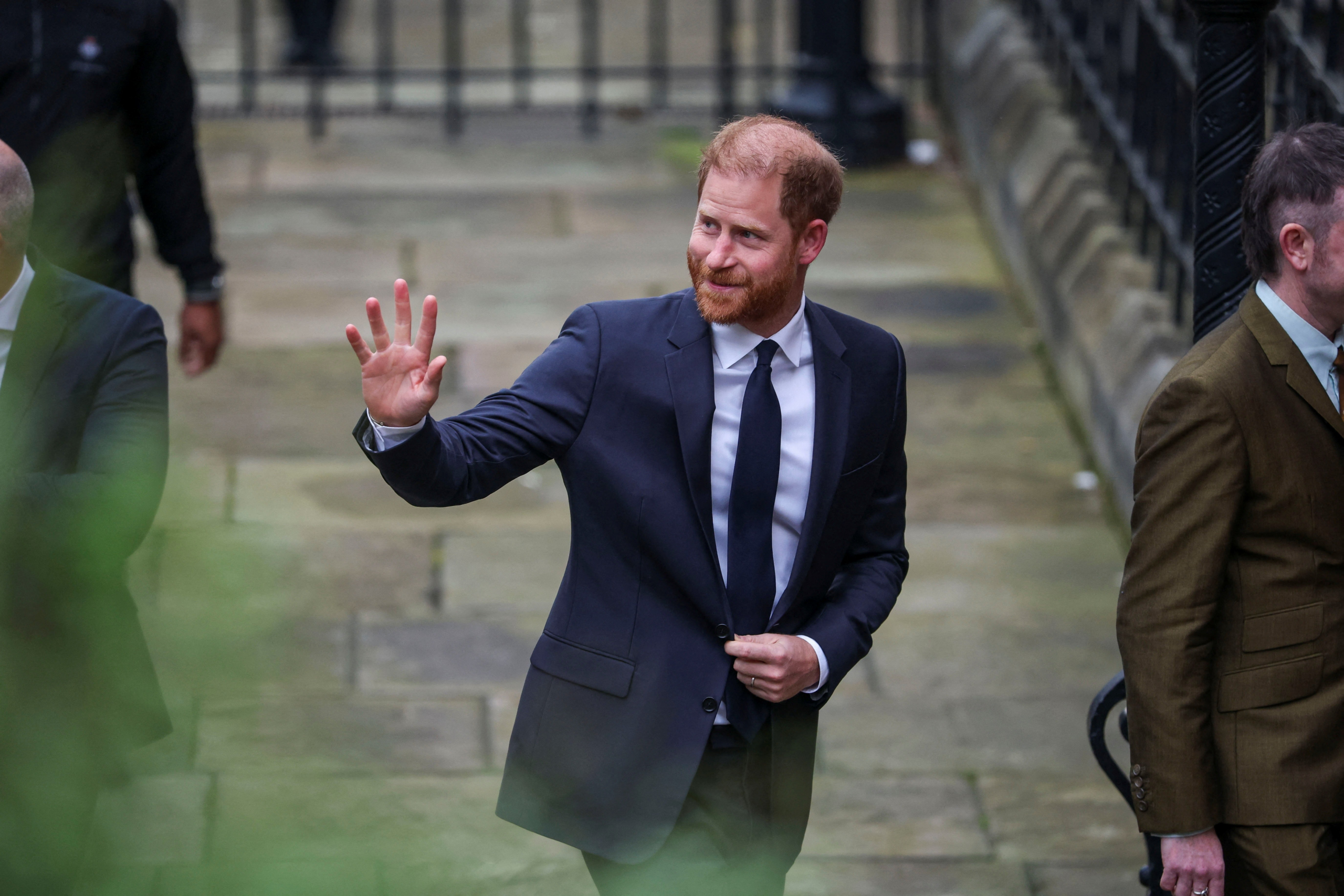 Príncipe Harry acusa jornal britânico de colocar escuta em seu telefone e cometer outros atos ilegais