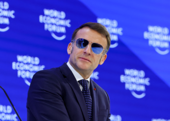 Macron discursa de óculos escuros em Davos e alfineta Trump: 'Não é o momento para imperalismos'