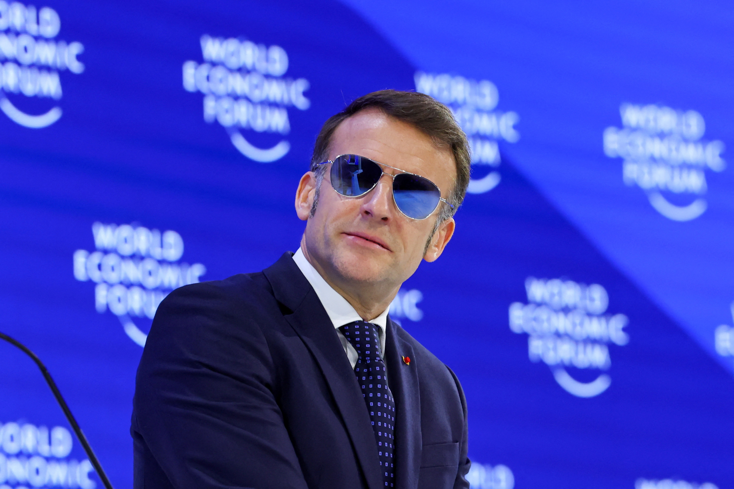 Macron discursa de óculos escuros em Davos e alfineta Trump: 'Não é o momento para imperalismos'