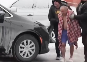 Agentes do ICE invadem casa em Minnesota e arrastam um homem quase nu para a neve