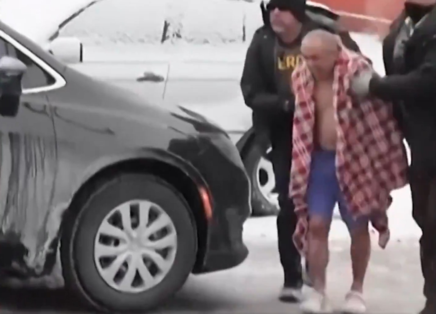 Agentes do ICE invadem casa em Minnesota e arrastam um homem quase nu para a neve