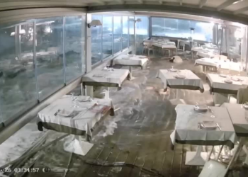 VÍDEO: ressaca faz água invadir restaurante à beira-mar na Itália durante passagem de ciclone