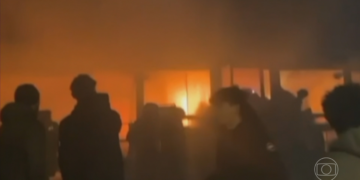 Dono de bar destruído por incêndio em festa de Ano-Novo na Suíça diz que normas de segurança foram respeitadas