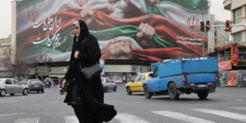 Com porta-aviões dos EUA a caminho do Oriente Médio, Irã diz estar preparado para ‘guerra total’