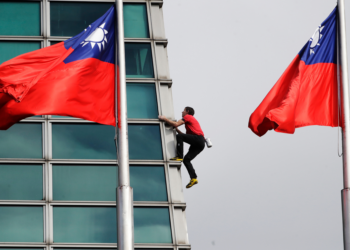 Sem proteção nem cordas, americano escala prédio de 508 metros de altura e 101 andares