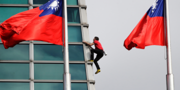 Sem proteção nem cordas, americano escala prédio de 508 metros de altura e 101 andares