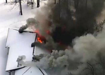 Vídeo mostra casa coberta de neve em chamas nos EUA
