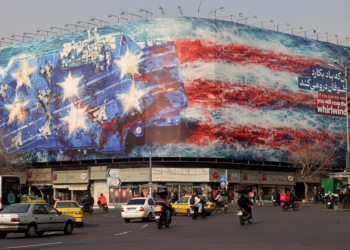 Teerã instala outdoor gigante com porta-aviões bombardeado e manda recado aos EUA: 'Quem semeia vento colhe tempestade'