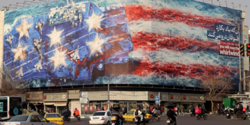 Teerã instala outdoor gigante com porta-aviões bombardeado e manda recado aos EUA: 'Quem semeia vento colhe tempestade'