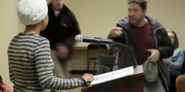 VÍDEO: homem ataca deputada imigrante opositora de Trump com líquido desconhecido