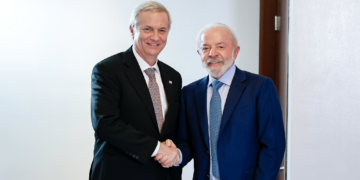 No Panamá, Lula se reúne com presidente de direita eleito no Chile; Kast substituirá esquerdista Boric